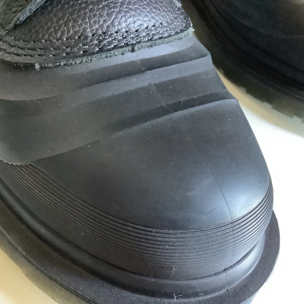 Dr. Martens Boots Women’s US 7, Men’s US 6